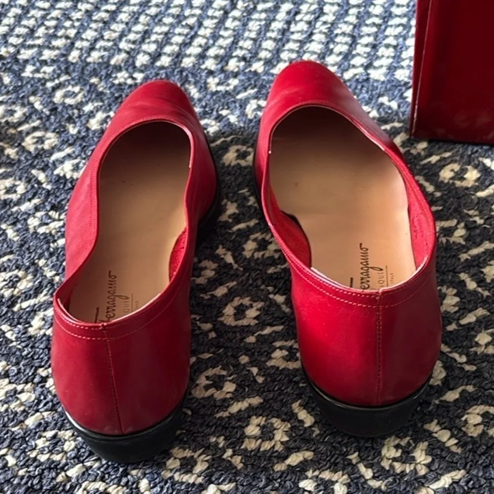 Vintage Salvatore Ferragamo Women's leather Red Flats in size 8.5